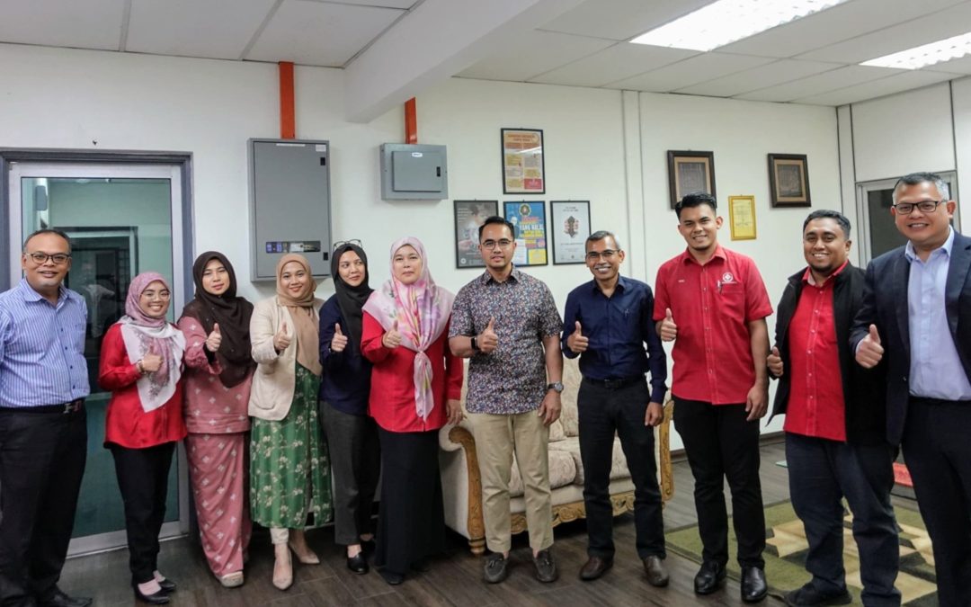 KUNJUNGAN HORMAT PKB KE UUM HOLDINGS SDN BHD
